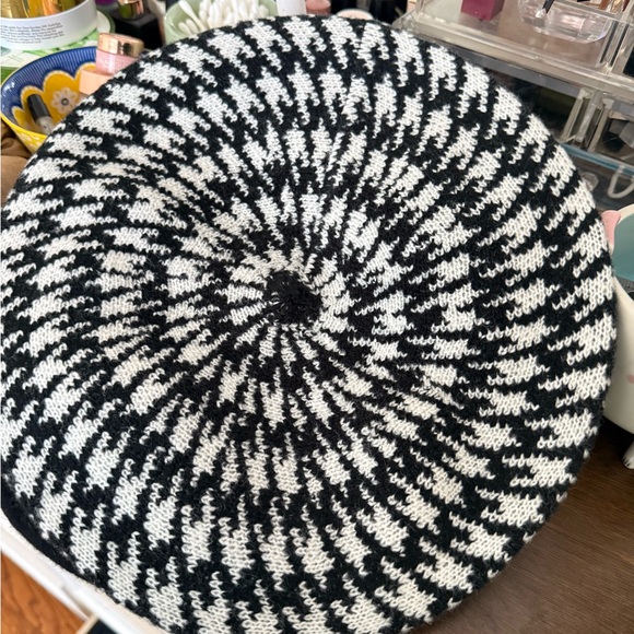 Black and White Karl lagerfeld beret - Picture 4 of 5